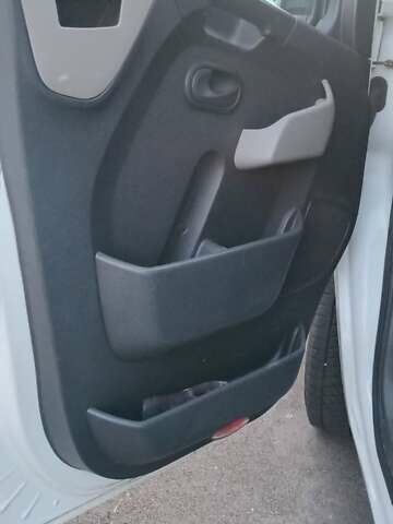 Белый Рено Мастер, объемом двигателя 2.3 л и пробегом 370 тыс. км за 10000 $, фото 8 на Automoto.ua