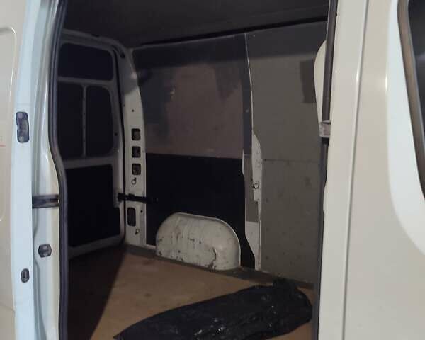 Белый Рено Мастер, объемом двигателя 2.3 л и пробегом 300 тыс. км за 10900 $, фото 4 на Automoto.ua
