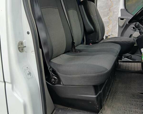 Белый Рено Мастер, объемом двигателя 2.3 л и пробегом 330 тыс. км за 12500 $, фото 6 на Automoto.ua