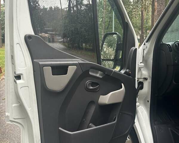 Белый Рено Мастер, объемом двигателя 2.3 л и пробегом 292 тыс. км за 12400 $, фото 12 на Automoto.ua