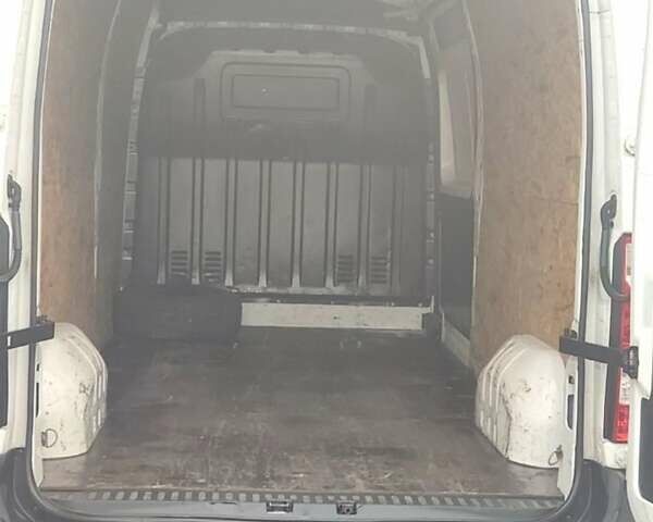 Белый Рено Мастер, объемом двигателя 2.3 л и пробегом 358 тыс. км за 12800 $, фото 1 на Automoto.ua