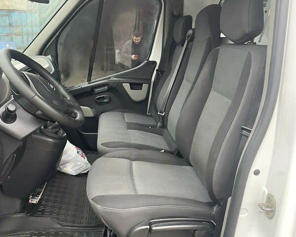 Белый Рено Мастер, объемом двигателя 2.3 л и пробегом 305 тыс. км за 14000 $, фото 3 на Automoto.ua