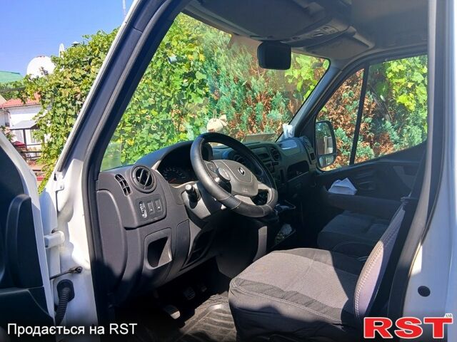 Белый Рено Мастер, объемом двигателя 2.3 л и пробегом 223 тыс. км за 14000 $, фото 1 на Automoto.ua