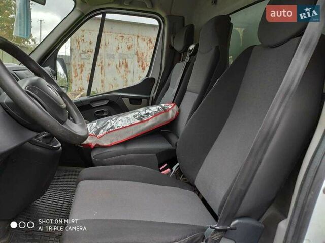 Белый Рено Мастер, объемом двигателя 2.3 л и пробегом 158 тыс. км за 21000 $, фото 2 на Automoto.ua