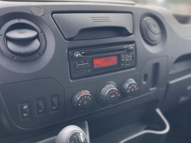 Белый Рено Мастер, объемом двигателя 2.3 л и пробегом 300 тыс. км за 15000 $, фото 4 на Automoto.ua