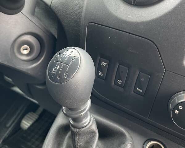 Белый Рено Мастер, объемом двигателя 2.3 л и пробегом 245 тыс. км за 17900 $, фото 14 на Automoto.ua
