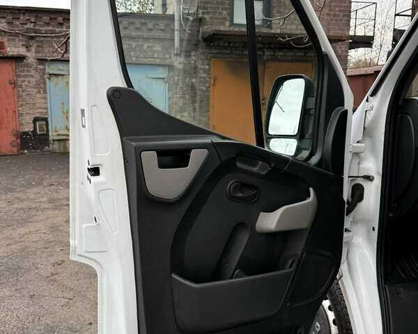 Білий Рено Мастєр, об'ємом двигуна 2.3 л та пробігом 300 тис. км за 12000 $, фото 13 на Automoto.ua