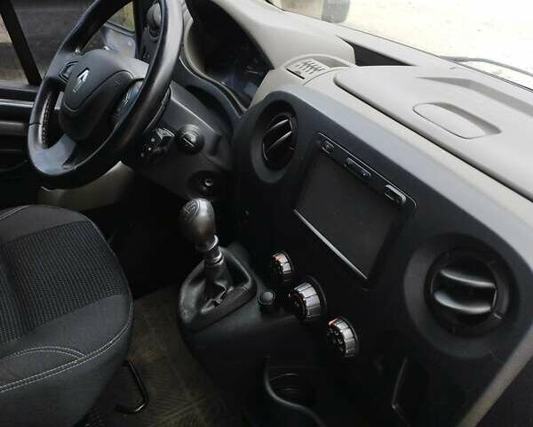 Белый Рено Мастер, объемом двигателя 2.3 л и пробегом 411 тыс. км за 13800 $, фото 11 на Automoto.ua