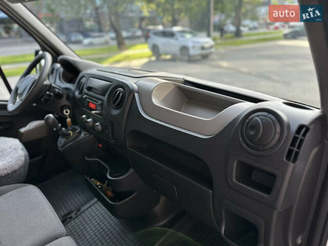 Белый Рено Мастер, объемом двигателя 2.3 л и пробегом 390 тыс. км за 13500 $, фото 18 на Automoto.ua