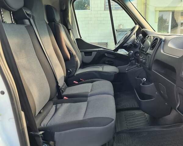 Белый Рено Мастер, объемом двигателя 2.3 л и пробегом 285 тыс. км за 15499 $, фото 2 на Automoto.ua