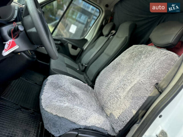 Белый Рено Мастер, объемом двигателя 2.3 л и пробегом 390 тыс. км за 13500 $, фото 12 на Automoto.ua