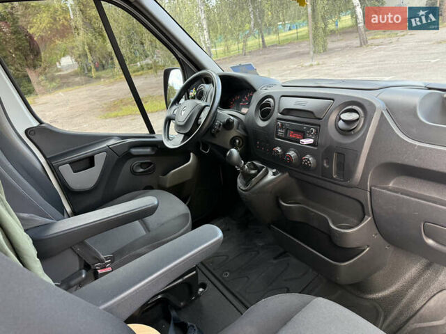 Белый Рено Мастер, объемом двигателя 2.3 л и пробегом 260 тыс. км за 15000 $, фото 13 на Automoto.ua