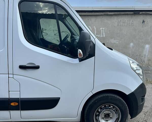 Белый Рено Мастер, объемом двигателя 2.3 л и пробегом 320 тыс. км за 15100 $, фото 3 на Automoto.ua