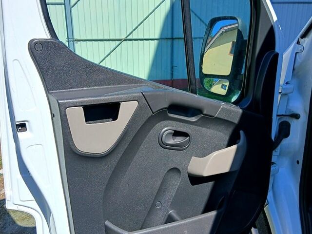 Белый Рено Мастер, объемом двигателя 2.3 л и пробегом 162 тыс. км за 17200 $, фото 5 на Automoto.ua