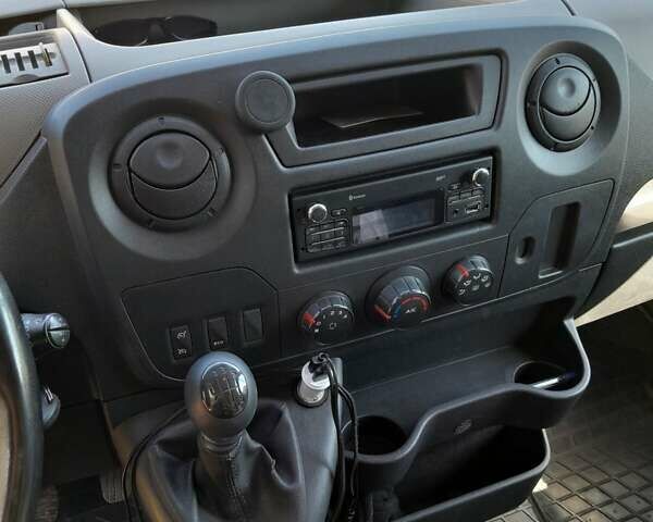 Белый Рено Мастер, объемом двигателя 2.3 л и пробегом 350 тыс. км за 12200 $, фото 9 на Automoto.ua