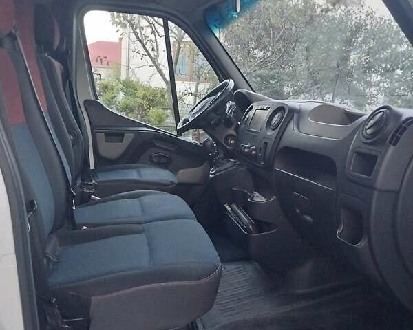 Белый Рено Мастер, объемом двигателя 2.3 л и пробегом 260 тыс. км за 12500 $, фото 2 на Automoto.ua