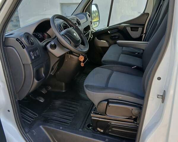 Белый Рено Мастер, объемом двигателя 2.3 л и пробегом 162 тыс. км за 17500 $, фото 2 на Automoto.ua