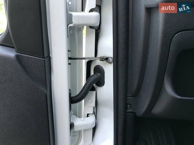 Білий Рено Мастєр, об'ємом двигуна 2.3 л та пробігом 174 тис. км за 18600 $, фото 68 на Automoto.ua