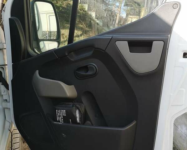 Белый Рено Мастер, объемом двигателя 2.3 л и пробегом 115 тыс. км за 18000 $, фото 7 на Automoto.ua