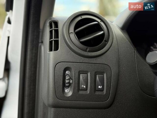 Белый Рено Мастер, объемом двигателя 2.3 л и пробегом 147 тыс. км за 17700 $, фото 19 на Automoto.ua