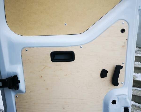 Белый Рено Мастер, объемом двигателя 2.3 л и пробегом 115 тыс. км за 18000 $, фото 14 на Automoto.ua