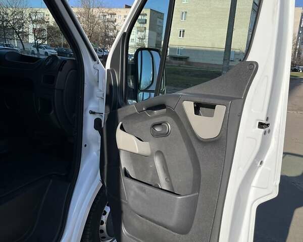 Белый Рено Мастер, объемом двигателя 2.3 л и пробегом 520 тыс. км за 18000 $, фото 12 на Automoto.ua