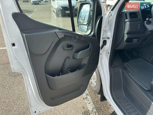 Белый Рено Мастер, объемом двигателя 2.3 л и пробегом 185 тыс. км за 23999 $, фото 3 на Automoto.ua