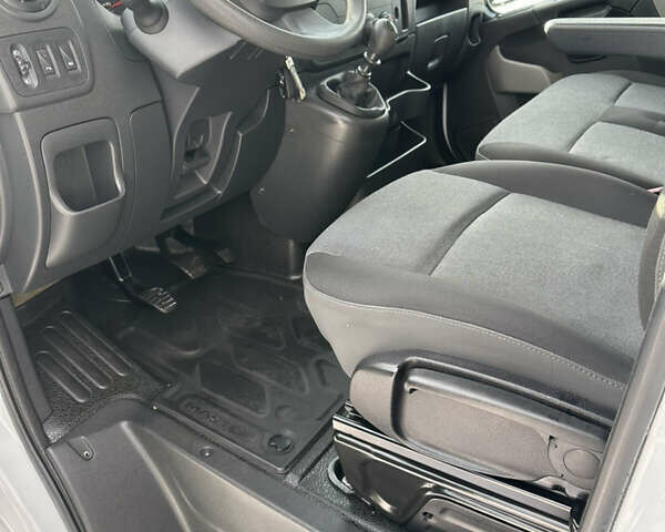 Белый Рено Мастер, объемом двигателя 2.3 л и пробегом 257 тыс. км за 17800 $, фото 14 на Automoto.ua