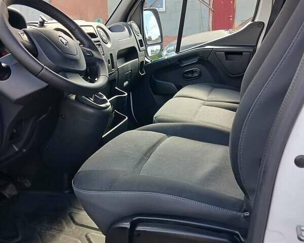 Белый Рено Мастер, объемом двигателя 2.3 л и пробегом 398 тыс. км за 15500 $, фото 1 на Automoto.ua