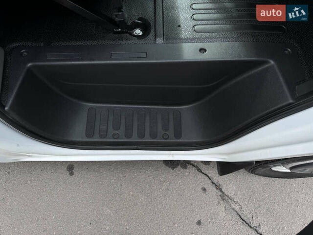 Белый Рено Мастер, объемом двигателя 2.3 л и пробегом 301 тыс. км за 14900 $, фото 28 на Automoto.ua