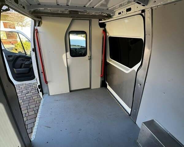 Белый Рено Мастер, объемом двигателя 2.3 л и пробегом 230 тыс. км за 17000 $, фото 6 на Automoto.ua