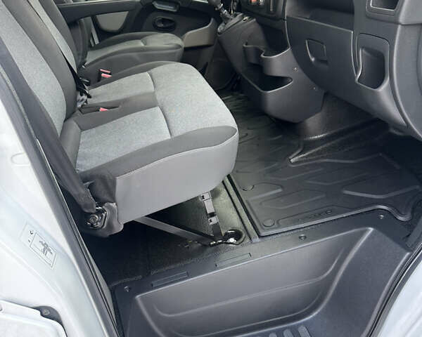 Белый Рено Мастер, объемом двигателя 2.3 л и пробегом 257 тыс. км за 17800 $, фото 15 на Automoto.ua