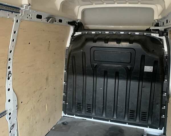 Белый Рено Мастер, объемом двигателя 2.3 л и пробегом 117 тыс. км за 21500 $, фото 12 на Automoto.ua
