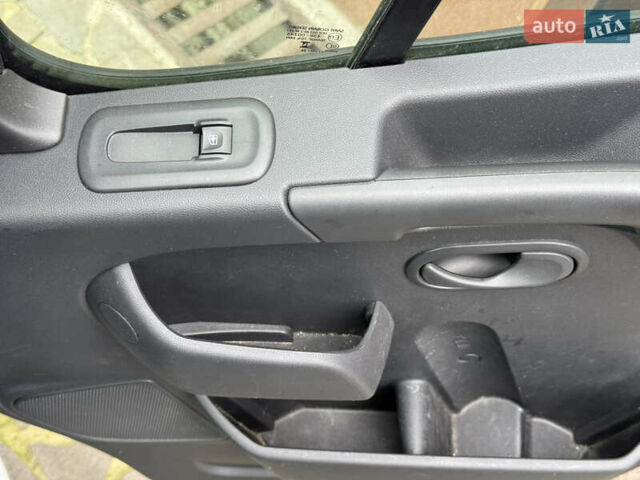 Білий Рено Мастєр, об'ємом двигуна 2.3 л та пробігом 225 тис. км за 23245 $, фото 251 на Automoto.ua