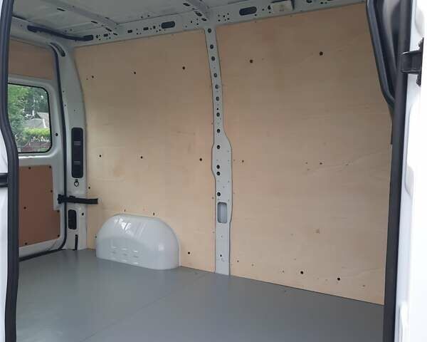 Белый Рено Мастер, объемом двигателя 2.3 л и пробегом 257 тыс. км за 18200 $, фото 2 на Automoto.ua