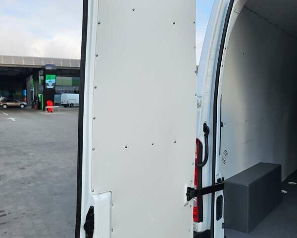 Белый Рено Мастер, объемом двигателя 2.3 л и пробегом 275 тыс. км за 21900 $, фото 31 на Automoto.ua