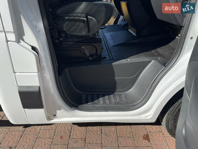 Белый Рено Мастер, объемом двигателя 2.3 л и пробегом 215 тыс. км за 23800 $, фото 36 на Automoto.ua