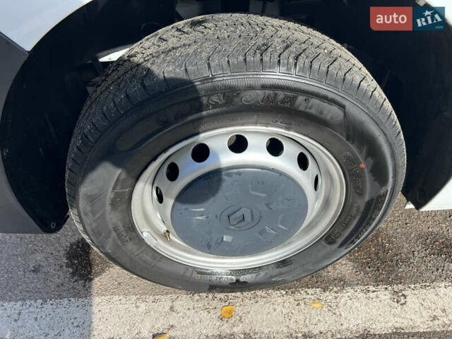 Белый Рено Мастер, объемом двигателя 2.3 л и пробегом 180 тыс. км за 19400 $, фото 13 на Automoto.ua