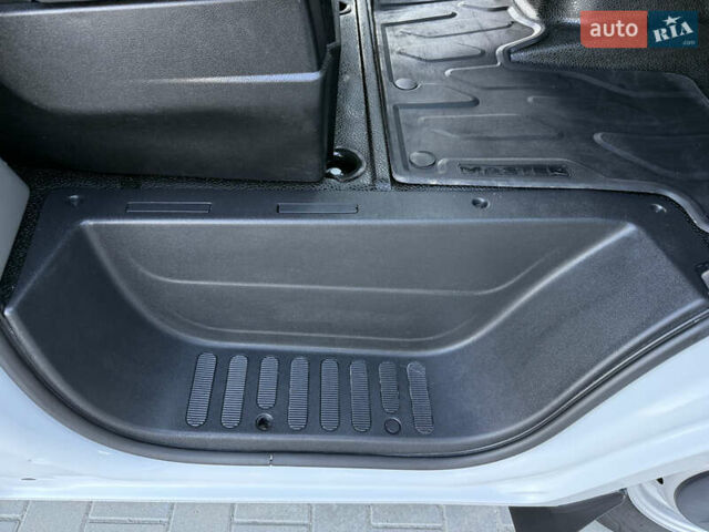 Белый Рено Мастер, объемом двигателя 0 л и пробегом 193 тыс. км за 19700 $, фото 72 на Automoto.ua