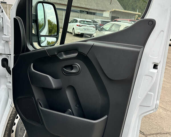 Белый Рено Мастер, объемом двигателя 2.3 л и пробегом 175 тыс. км за 19700 $, фото 52 на Automoto.ua