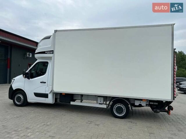 Белый Рено Мастер, объемом двигателя 2.3 л и пробегом 325 тыс. км за 25999 $, фото 1 на Automoto.ua