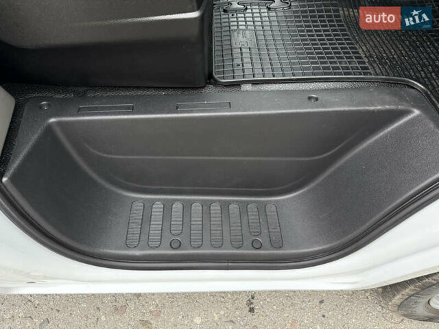 Белый Рено Мастер, объемом двигателя 0 л и пробегом 225 тыс. км за 21700 $, фото 63 на Automoto.ua