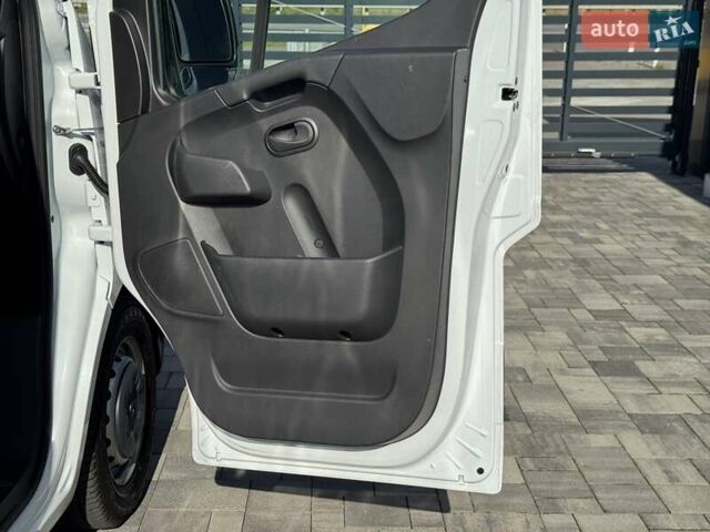 Белый Рено Мастер, объемом двигателя 2.3 л и пробегом 150 тыс. км за 24500 $, фото 24 на Automoto.ua