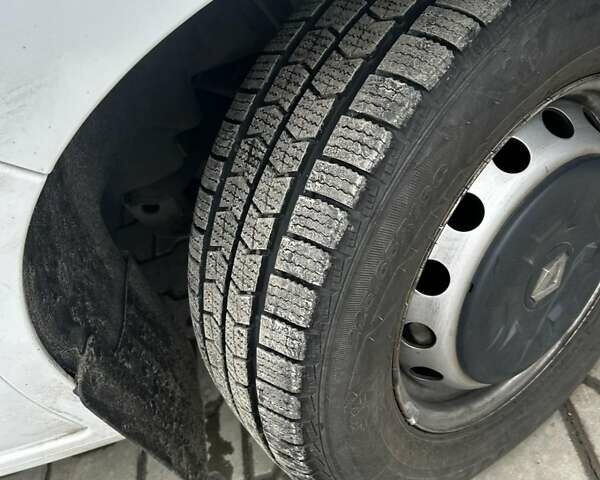 Белый Рено Мастер, объемом двигателя 2.3 л и пробегом 184 тыс. км за 25000 $, фото 9 на Automoto.ua