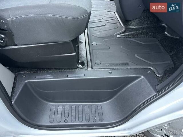 Білий Рено Мастєр, об'ємом двигуна 2.3 л та пробігом 235 тис. км за 21600 $, фото 56 на Automoto.ua