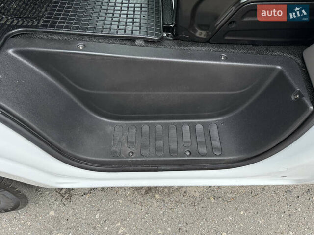 Белый Рено Мастер, объемом двигателя 0 л и пробегом 225 тыс. км за 21700 $, фото 52 на Automoto.ua