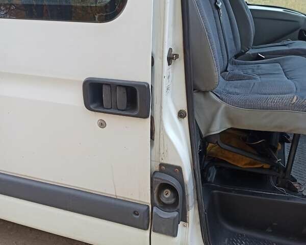 Белый Рено Мастер, объемом двигателя 2.19 л и пробегом 80 тыс. км за 4899 $, фото 5 на Automoto.ua