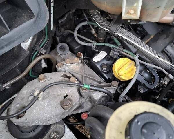 Білий Рено Мастєр, об'ємом двигуна 2.2 л та пробігом 347 тис. км за 4300 $, фото 9 на Automoto.ua