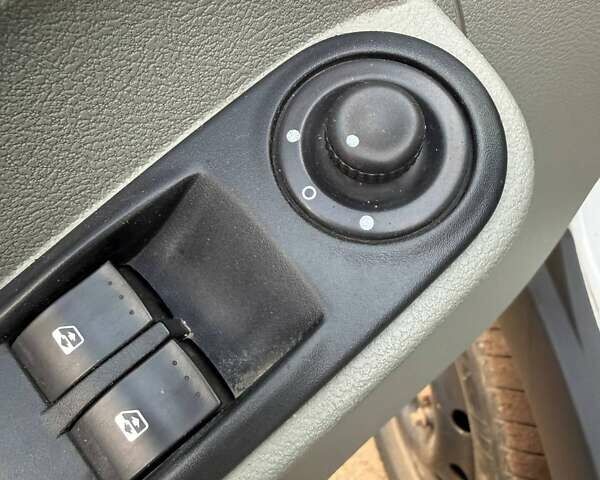 Білий Рено Мастєр, об'ємом двигуна 2.5 л та пробігом 327 тис. км за 6500 $, фото 13 на Automoto.ua