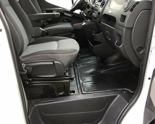 Белый Рено Мастер, объемом двигателя 2.3 л и пробегом 280 тыс. км за 16000 $, фото 47 на Automoto.ua